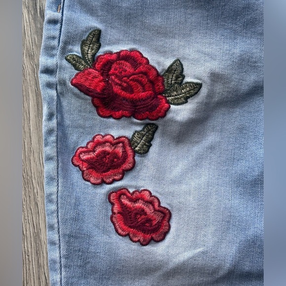 a.n.a  Women’s Jeans Embroidered Roses Cropped Size 12 - Picture 2 of 8